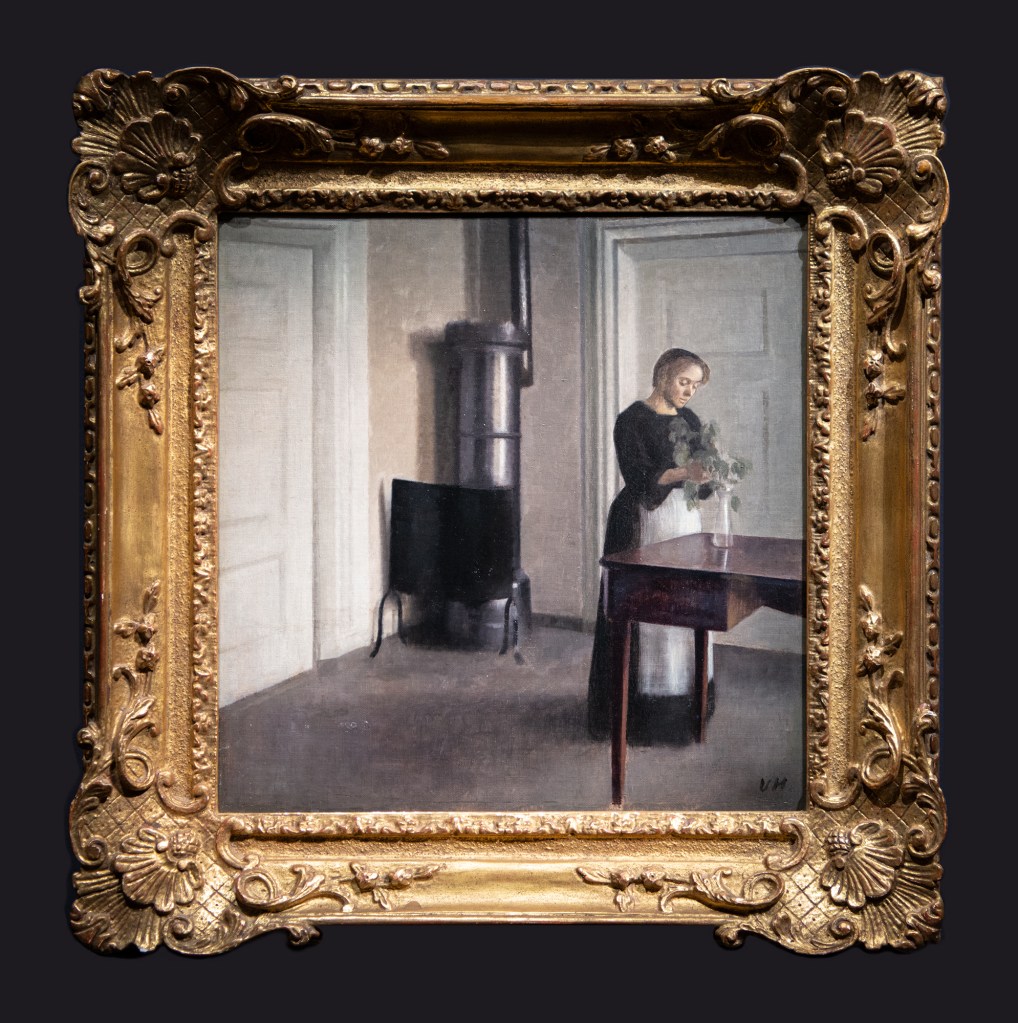 20 1900, Intérieur avec une femme arrangeant des fleurs dans un vase by Leslie Hossack